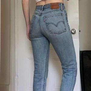 Levi's Wedgie Straight Light Wash Distressed High-Rise Cropped Jeans Size 26